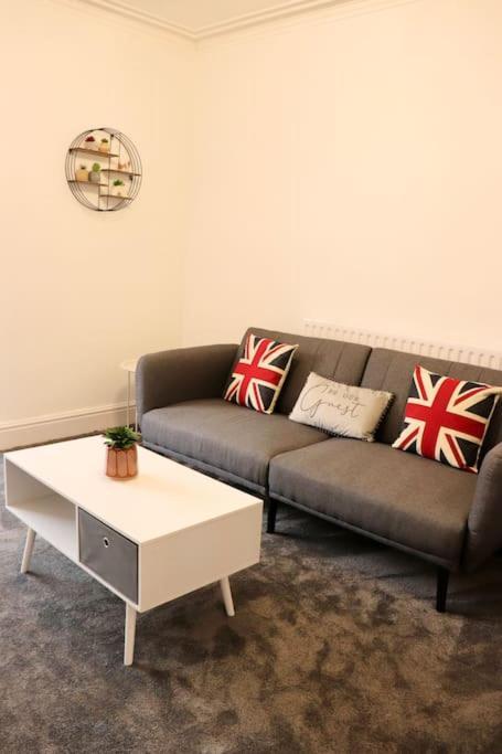 Charming 3 Bedroom Property Free Wifi & Parking Leeds  Exterior foto
